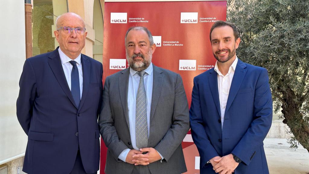 El rector de la UCLM, Julián Garde; el comisionado especial para el PERTE Agroalimentario, Jordi Carbonell; y el director de la Agencia de Investigación e Innovación, José Antonio Castro.