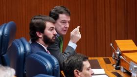 El vicepresidente de la Junta, Juan García-Gallardo, y el presidente, Alfonso Fernández Mañueco, en el pleno de las Cortes de este miércoles.