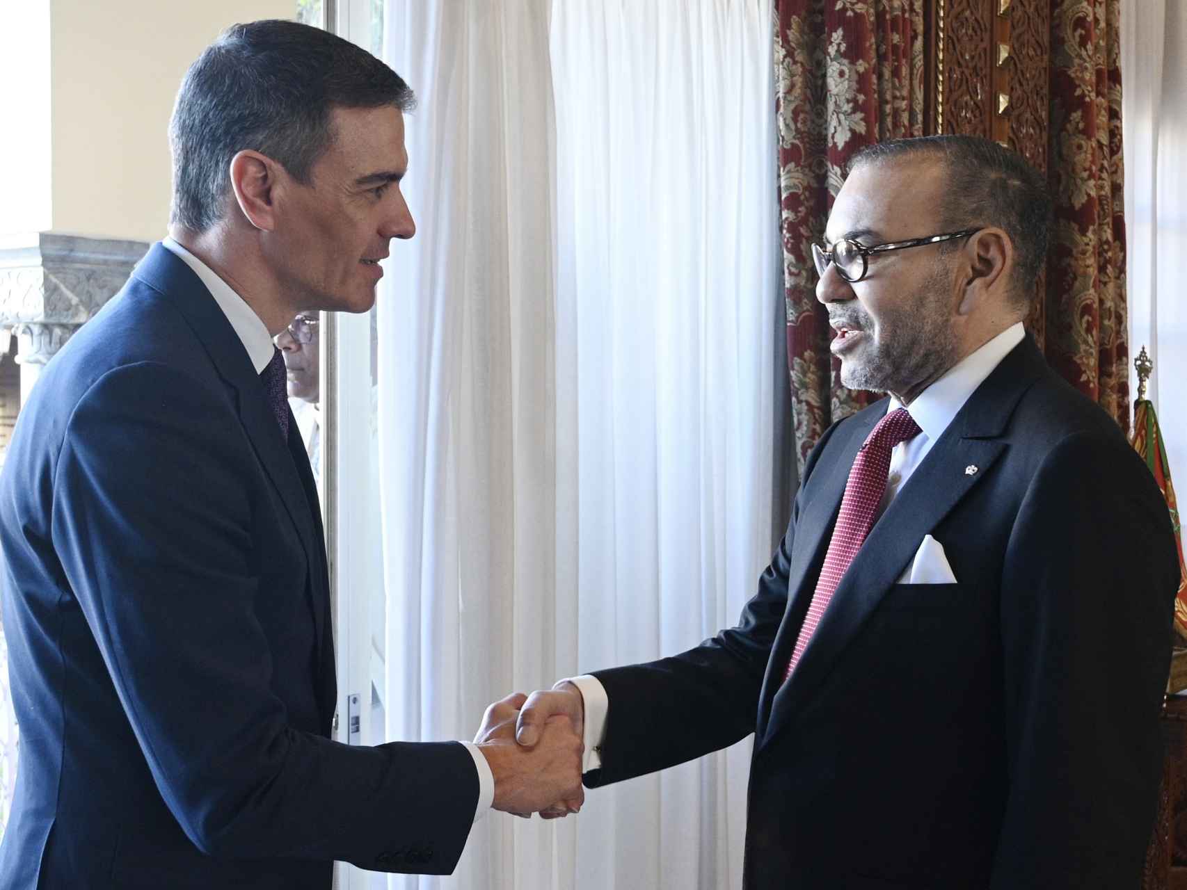 Pedro Sánchez saluda a Mohamed VI, este miércoles en Rabat.