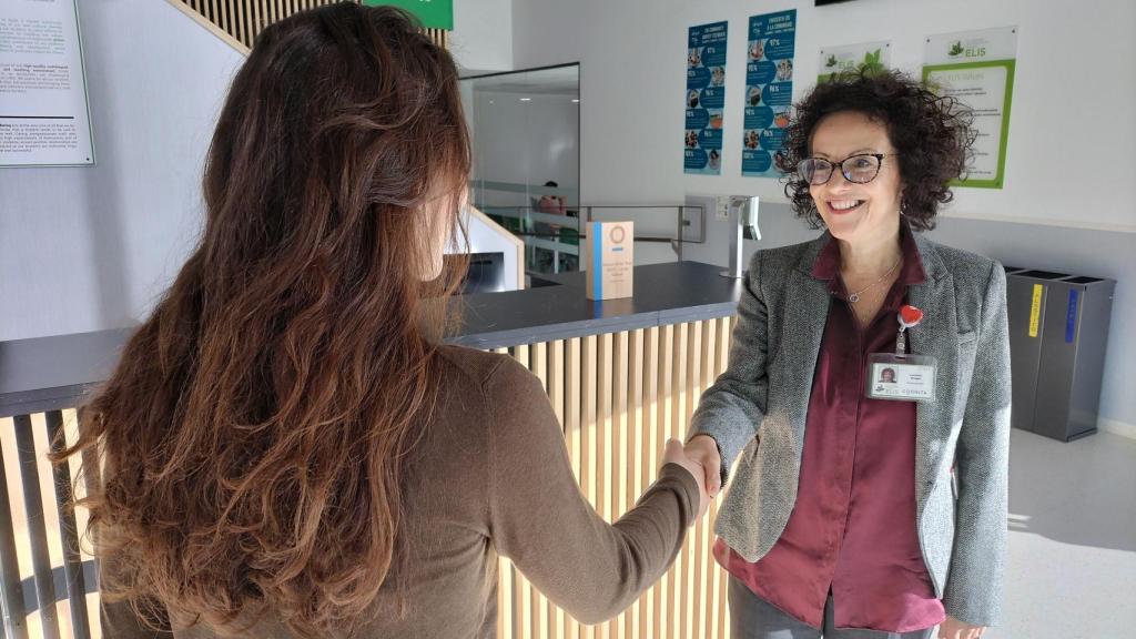 Caroline Bhagat, responsable de los exámenes internacionales en ELIS Murcia.