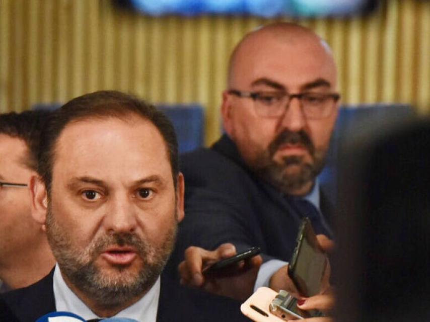 Koldo García Izaguirre, al fondo de la imagen, mientras su entonces jefe, José Luis Ábalos, atiende a la prensa.