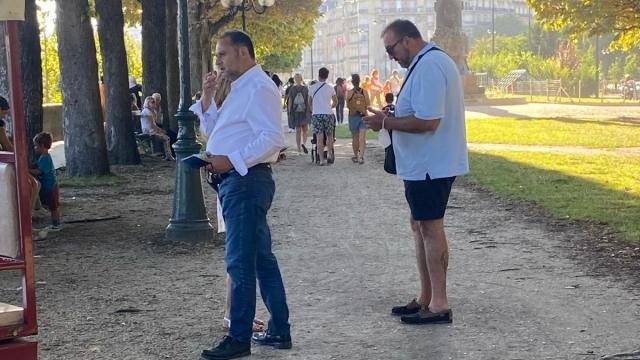 Ábalos y su mano derecha, Koldo, paseando por París, en verano de 2021.