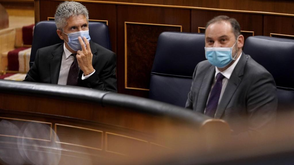 Fernando Grande-Marlaska, ministro del Interior, y José Luis Ábalos, entonces ministro de Transportes, en los meses de pandemia, en el Congreso.