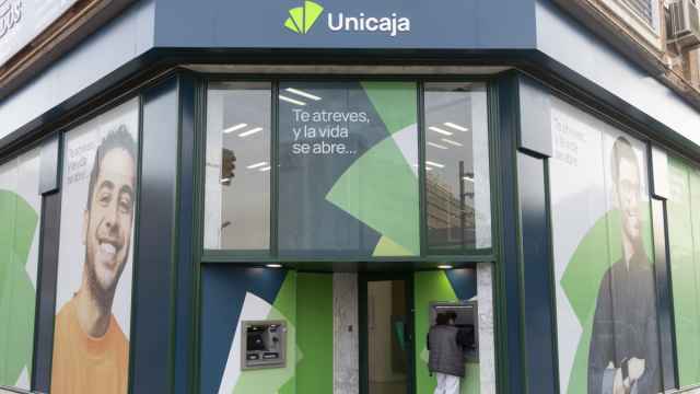 Oficina de Unicaja con su nueva imagen corporativa.