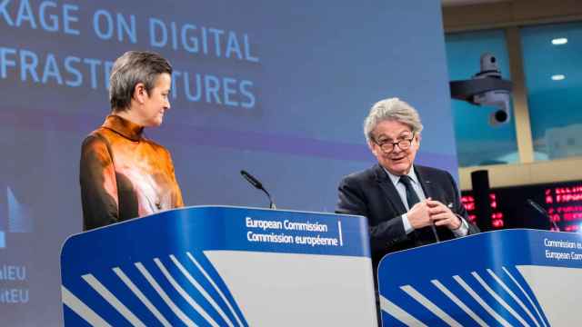 Marghrete Vestager, vicepresidenta de la CE y responsable de Competencia, y Thierry Breton, comisario de Mercado Interior, en la presentación del 'libro blanco' sobre conectividad.