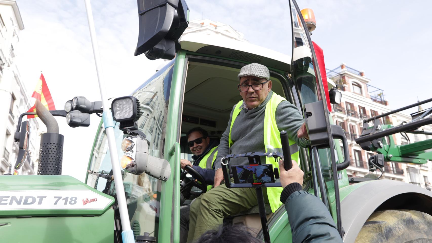 Los agricultores toman el centro de Madrid: las mejores imágenes de la protesta que ha cortado la Puerta de Alcalá