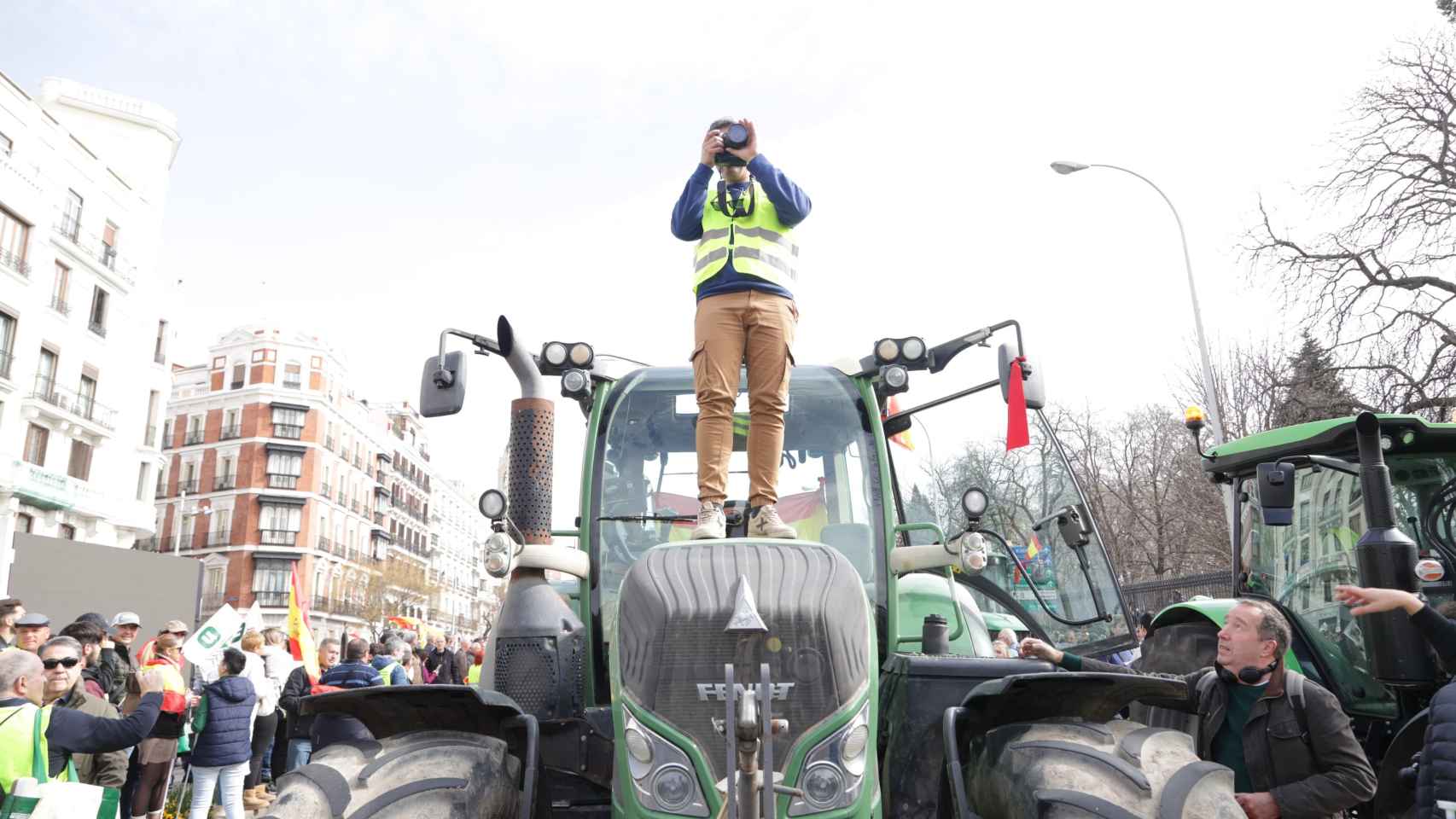 Los agricultores toman el centro de Madrid: las mejores imágenes de la protesta que ha cortado la Puerta de Alcalá