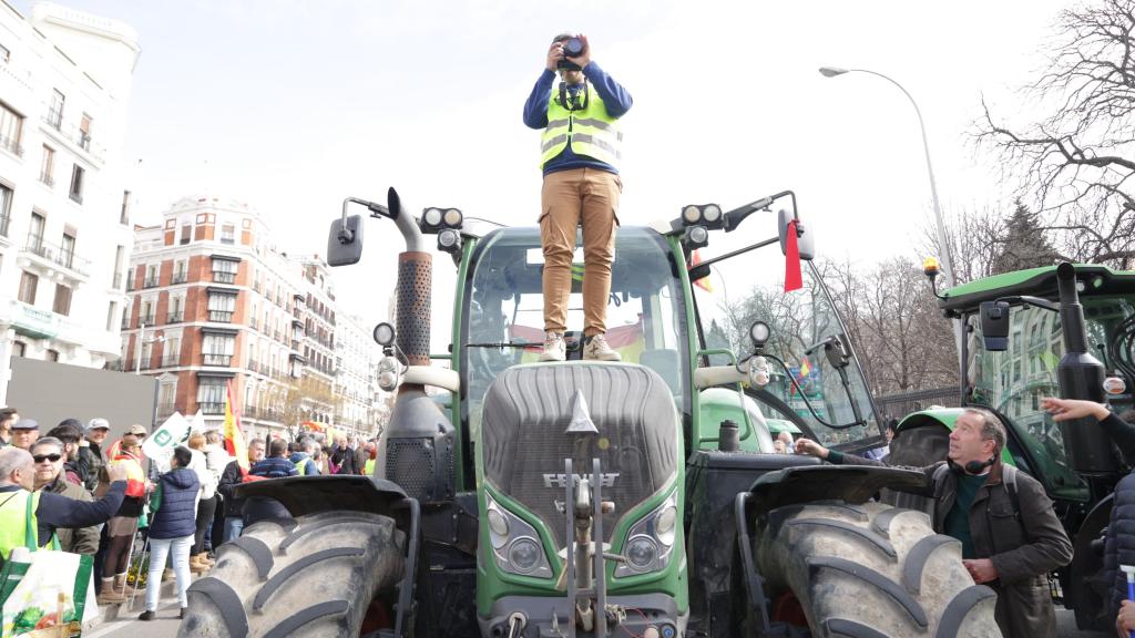Los agricultores toman el centro de Madrid: las mejores imágenes de la protesta que ha cortado la Puerta de Alcalá
