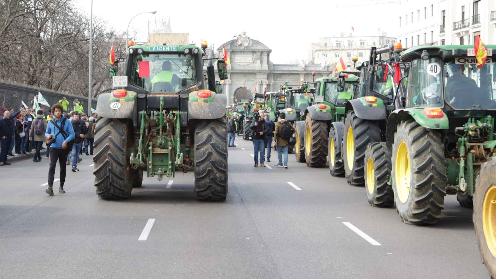 Los agricultores cruzan la Puerta de Alcalá.