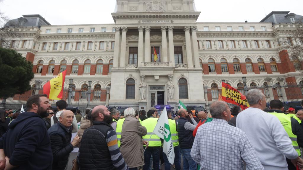 Agricultores frente al Ministerio de Agricultura.