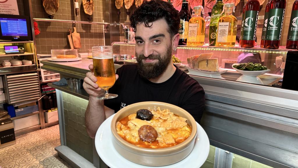 El influencer Rufo Segovia en Casa Revuelta mostrando la tortilla de callos.