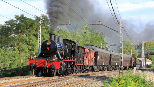 El tren histórico con vagones de madera que rememora el siglo XIX y te lleva a visitar palacios, jardines y paisajes únicos a orillas del Tajo.