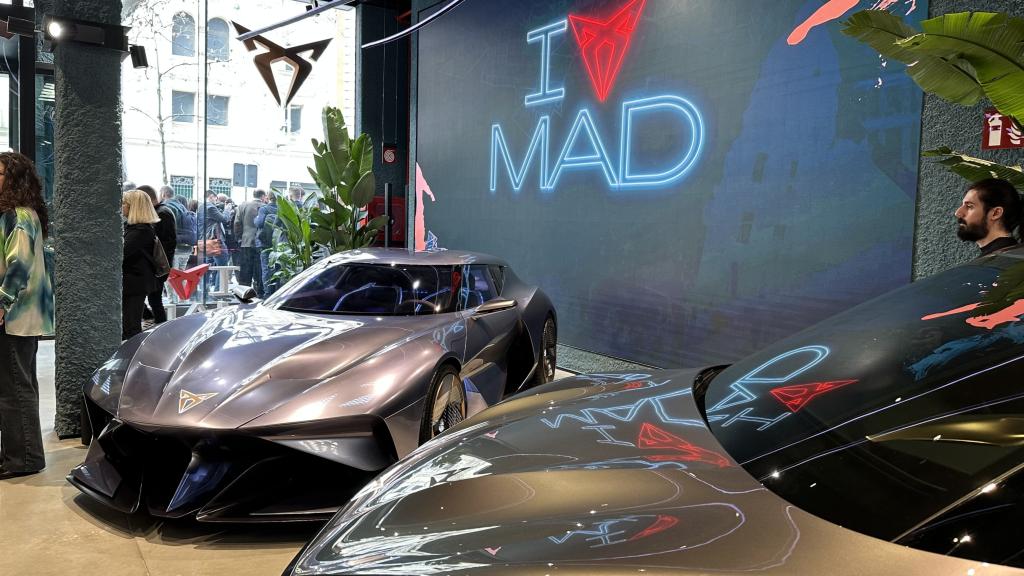 El Cupra DarkRebel en el interior del Cupra Garage City.