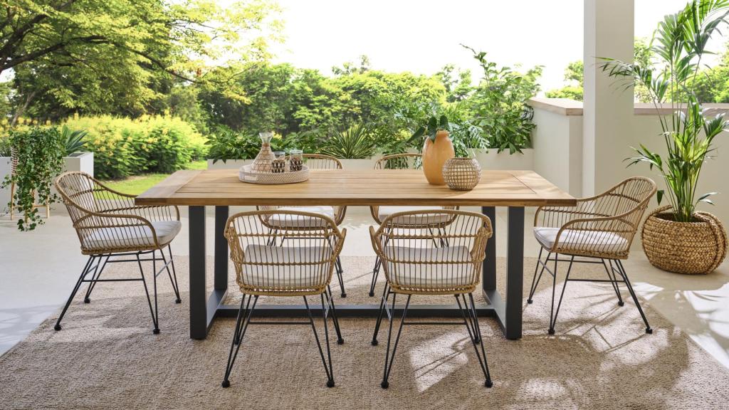 Mesa Timanfaya y sillas Teguise (desde 169€).