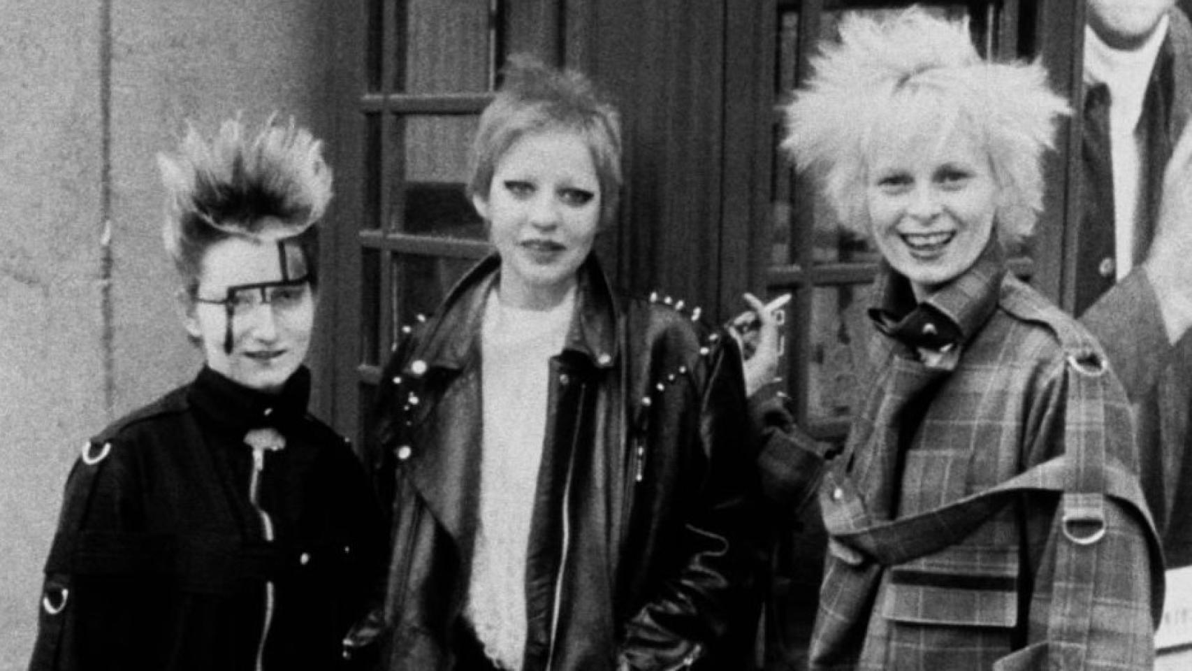 La diseñadora Vivienne Westwood, con amigas, en 1977.