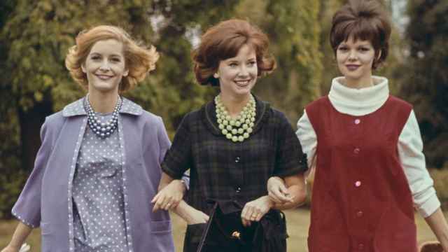 Tres modelos, posando en los años 60.