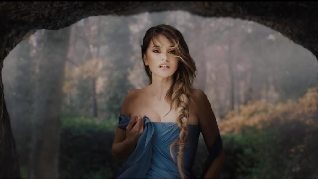 Fotograma de Penélope Cruz en el videoclip que protagoniza para Residente y Silvia Pérez Cruz.