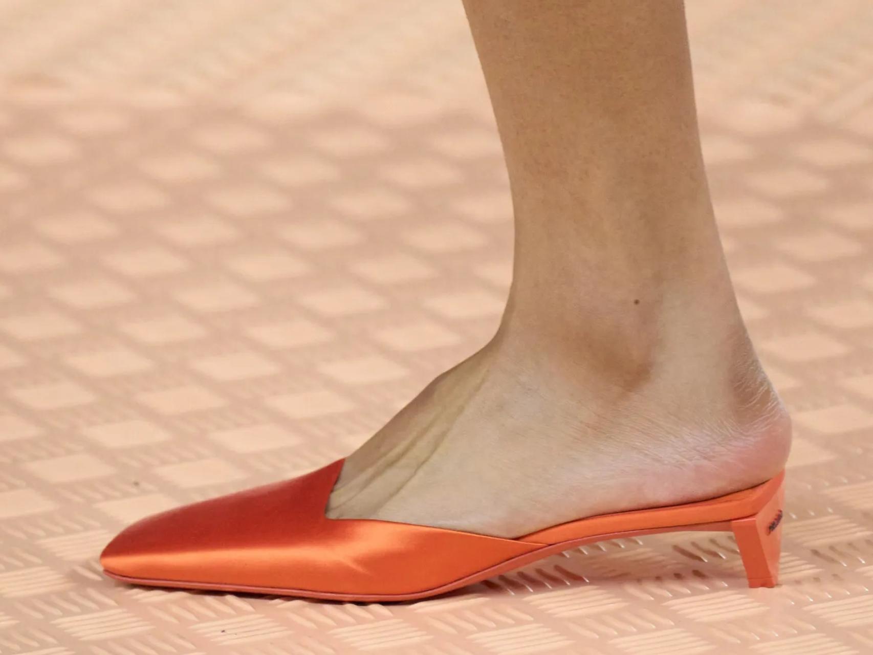 Diseño de pasarela de Prada en naranja eléctrico.