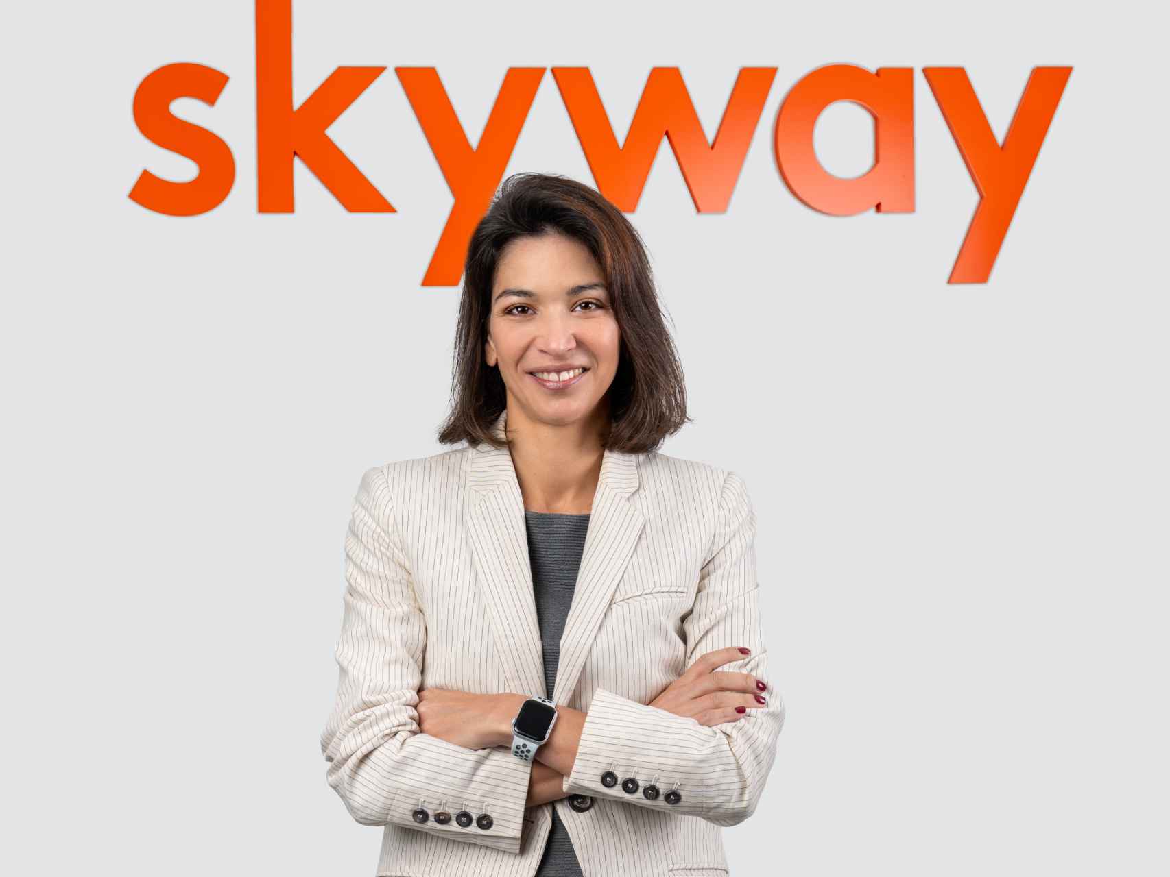 La directora general de Skyway posa con el logo de la compañía.