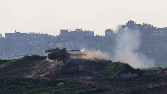 Un tanque israelí dispara en Gaza, visto desde Israel el 21 de febrero.
