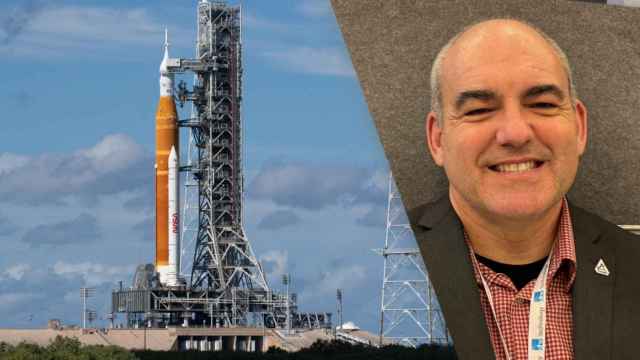 El cohete SLS de la misión Artemis y Carlos García-Galán, ingeniero de la NASA.