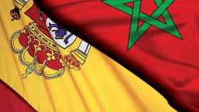 Montaje de las banderas de España y Marruecos.