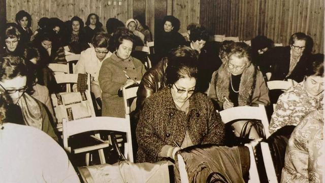 Amas de Casa de A Coruña durante las primeras clases de la asociación en 1966.