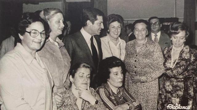 Adolfo Suárez junto a un grupo de mujeres de La Coruña.