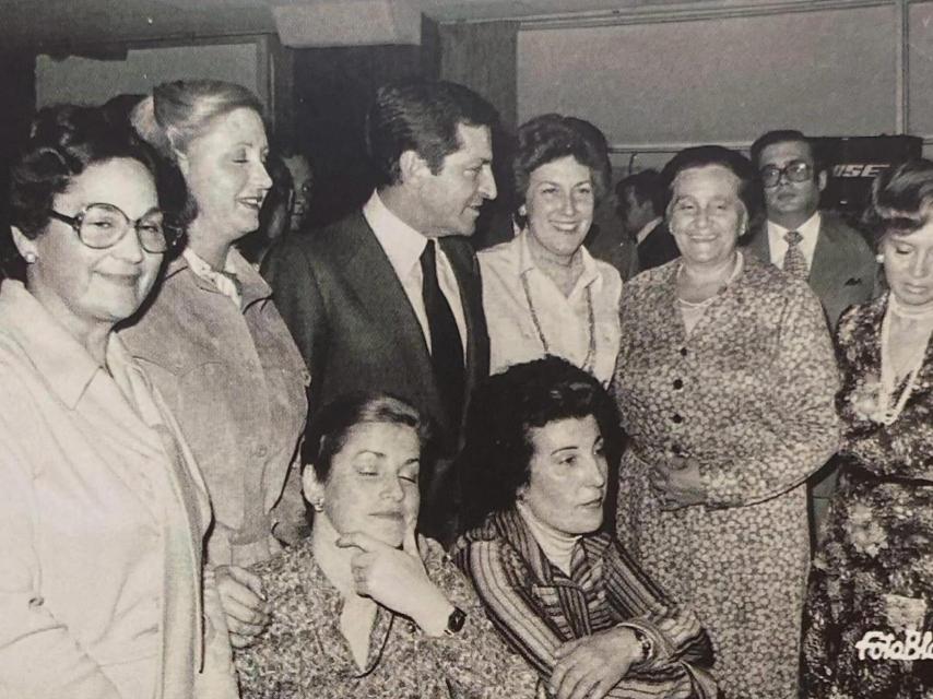 Adolfo Suárez junto a un grupo de mujeres de La Coruña.