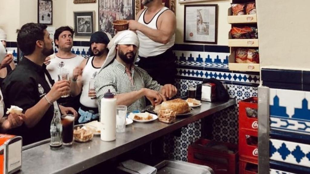 Costaleros se toman una tapa en la barra del Blanco Cerrillo.