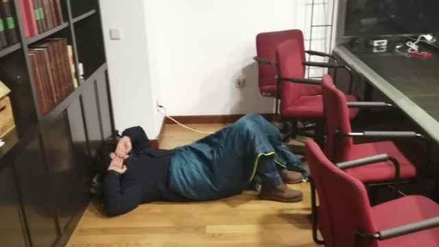 Uno de los sindicalistas encerrados, tumbado en el suelo del despacho.