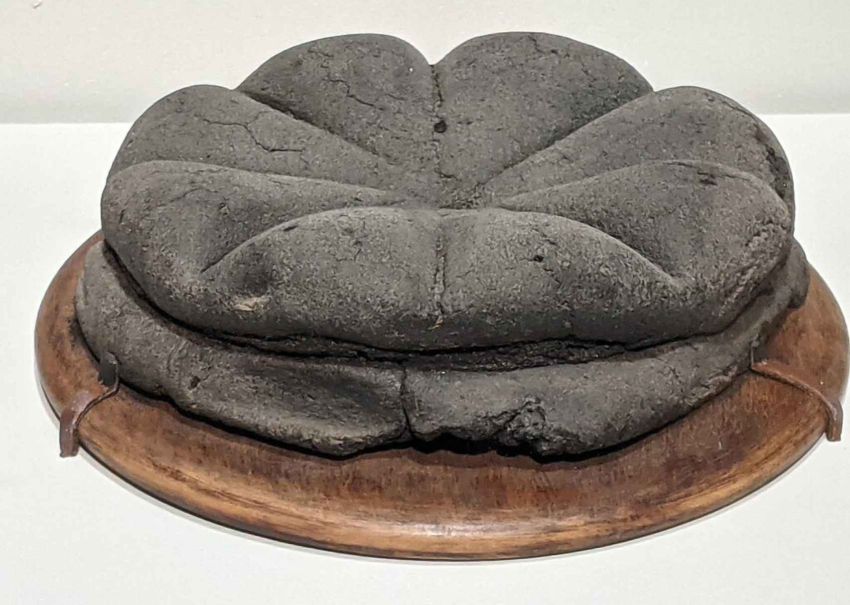 Un pan carbonizado hallado en la ciudad de Herculano.