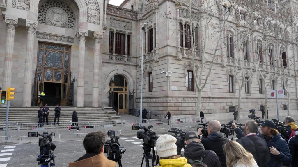 Expectación mediática ante la Audiencia de Barcelona donde el exfutbolista Dani Alves ha sido citado este jueves para comunicarle la sentencia del juicio por agresión sexual.