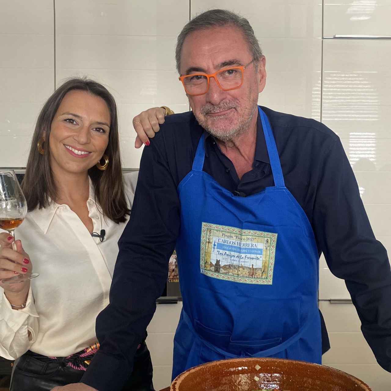 Carlos Herrera y Verónica Zumalacárregui cocinando en casa del locutor