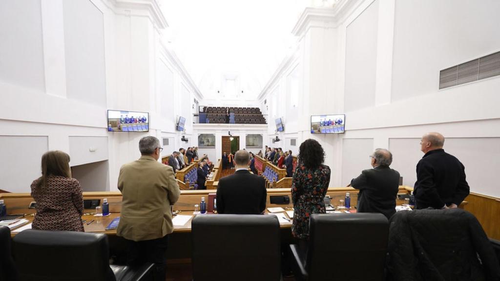 Minuto de silencio en las Cortes de Castilla-La Mancha por los guardias civiles muertos en Barbate.