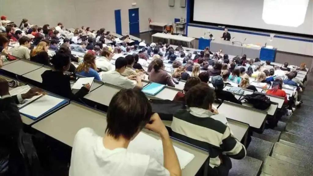 Estudiantes en la universidad.