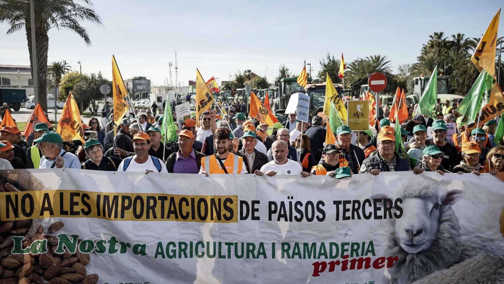 Cientos de agricultores en la protesta de Valencia de este jueves