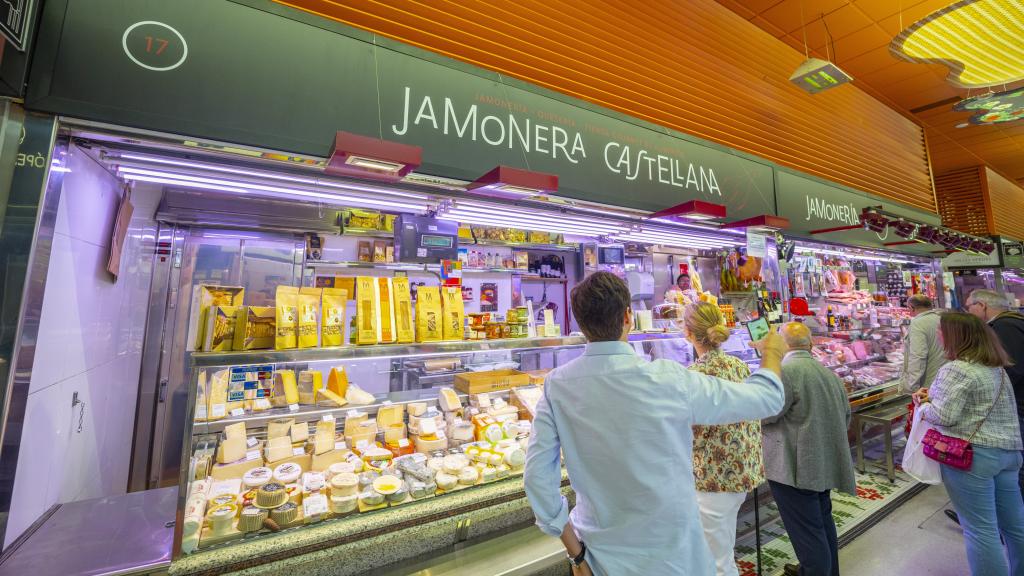 Gente esperando para ser despachada en Gourmet Jamonera Castellana.