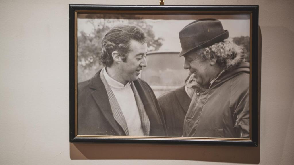 José Vicuña y su amigo Luis García Berlanga, en una foto que está colgada en casa.