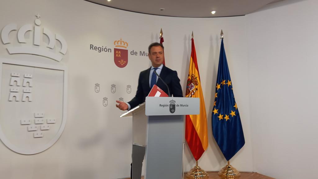 El portavoz del Gobierno Regional, Marcos Ortuño, durante la rueda de prensa de esta mañana.