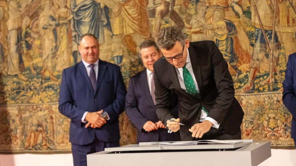 Víctor Manuel López Martín, director general de Eurocaja Rural, en el momento de la firma. Foto: Javier Longobardo