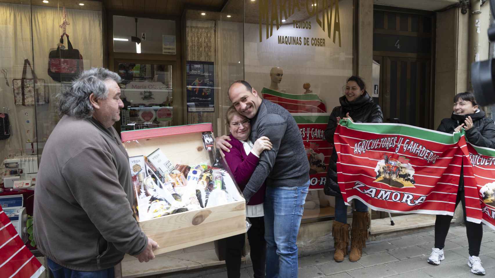 María Oliva recibe la cesta de productos de los manifestantes zamoranos