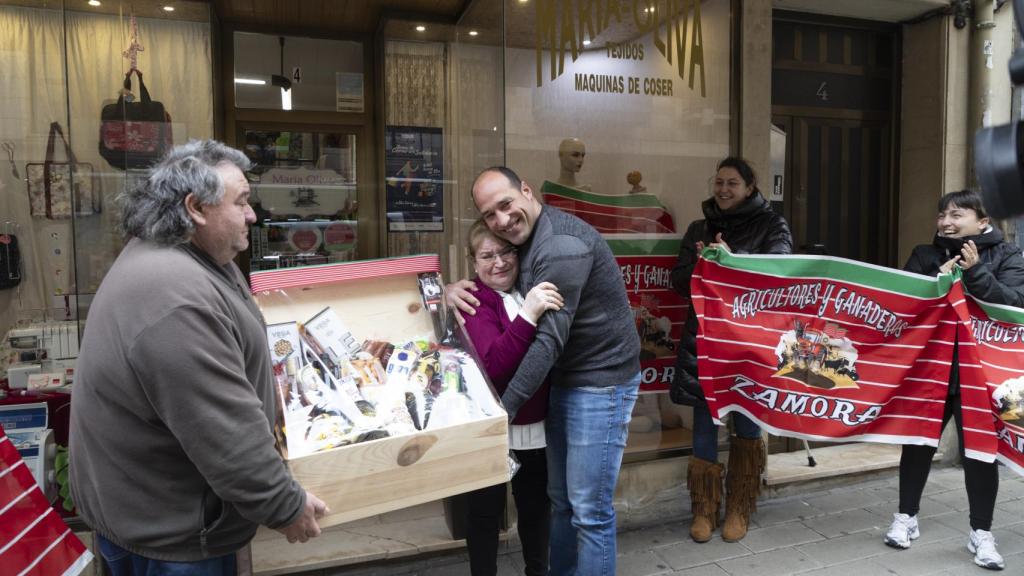 María Oliva recibe la cesta de productos de los manifestantes zamoranos
