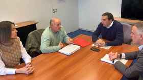 Eloy Ruiz, delegado territorial de la Junta en Salamanca, se ha reunido con Julián Mateos, alcalde de Calvarrasa de Arriba