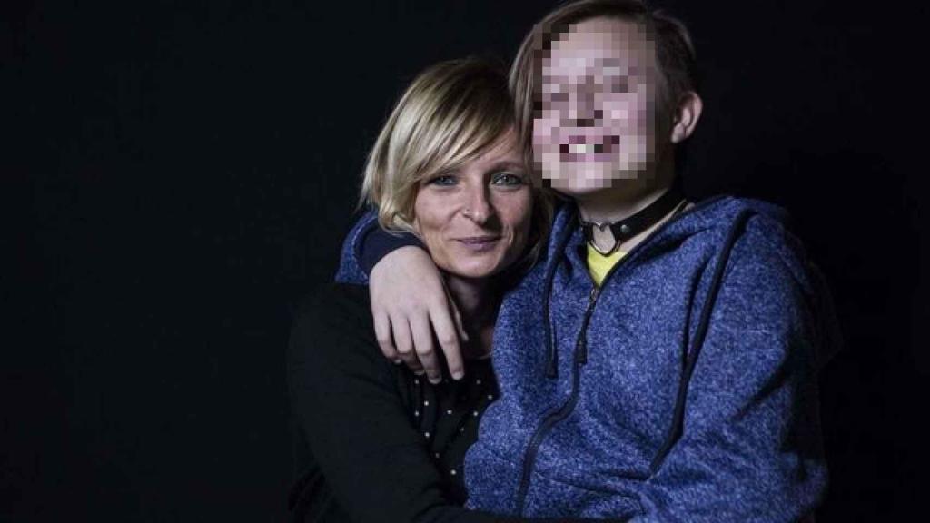 Karola junto a su hijo, Álex, en una imagen que ilustró el artículo de EL ESPAÑOL.