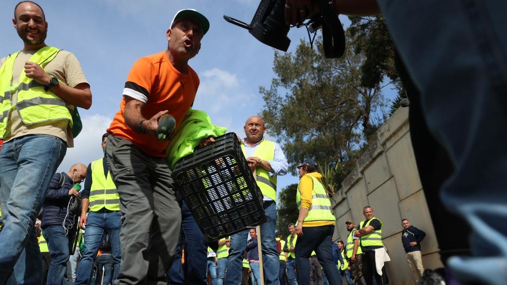 Agricultor tira hortalizas al suelo en las protestas agrarias en Algeciras.