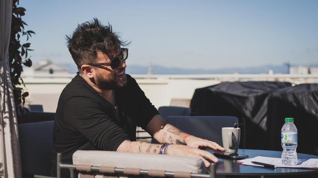 Pablo López durante la entrevista con El Español.