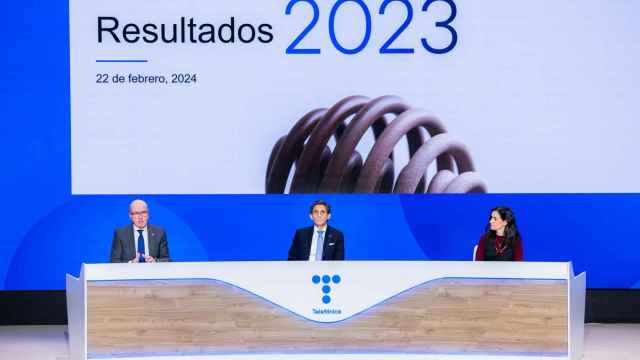 De izq. a dcha.: Ángel Vila, José María Álvarez-Pallete y Laura Abasolo en la rueda de prensa de los resultados de Telefónica en 2023.