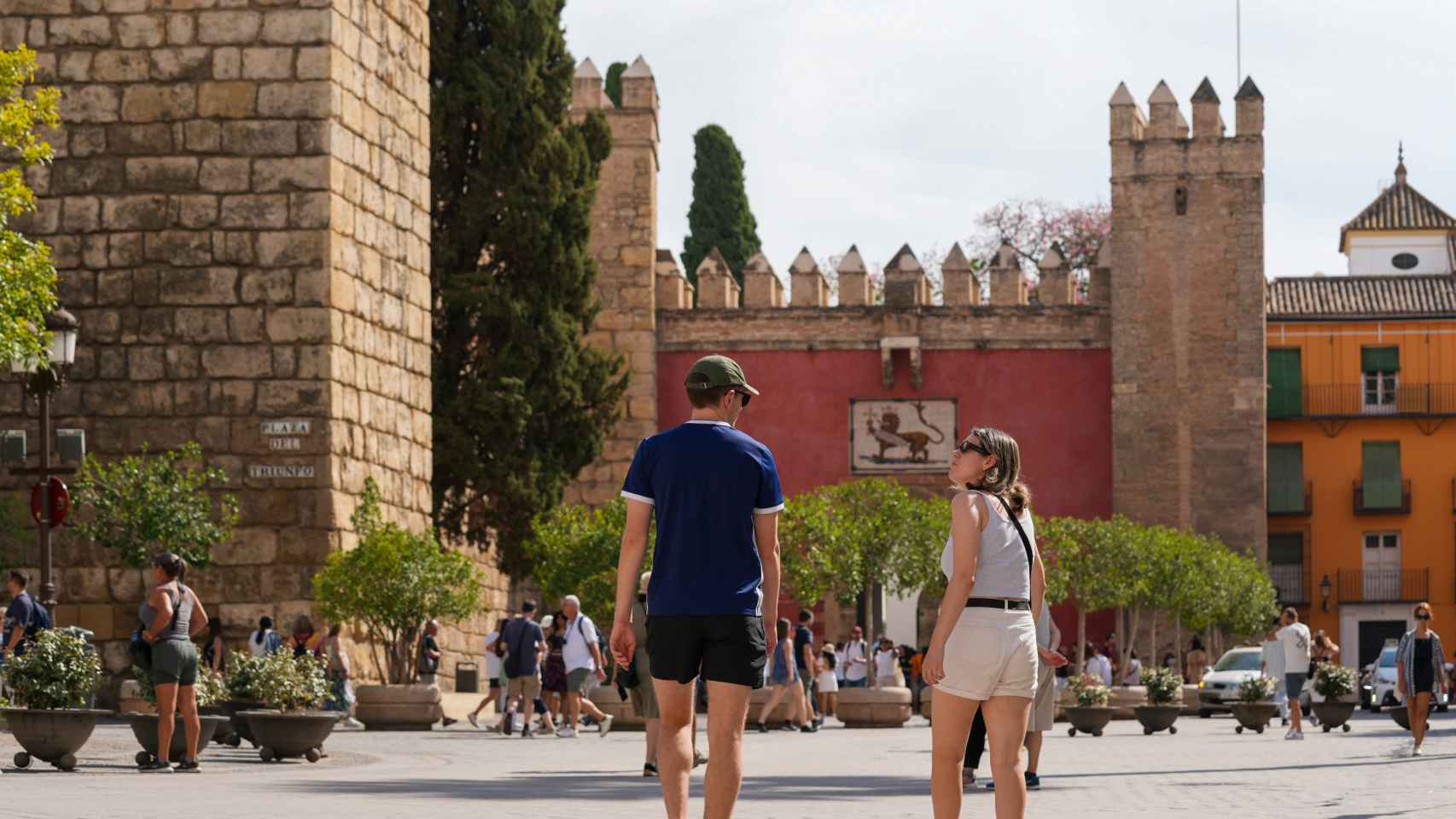 Turistas paseando junto al Alcázar.