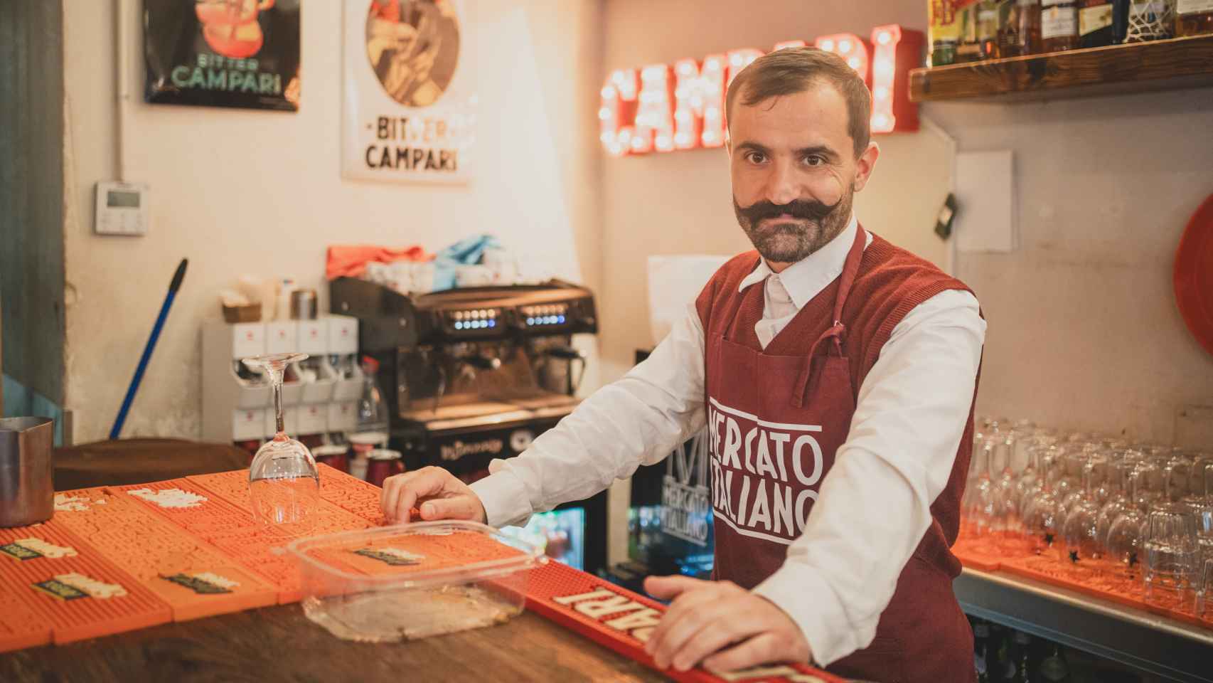 El camarero Salvatore Gambitta en la barra del Mecato Italiano.